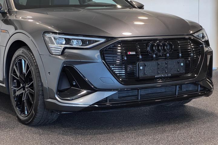Grå Audi e-tron fra 2023