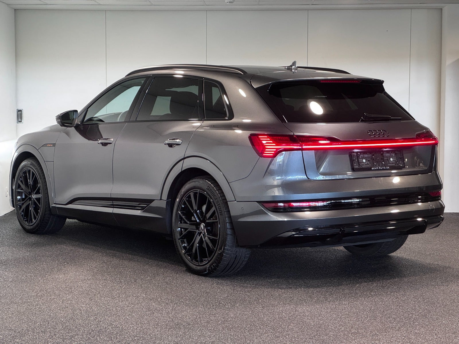 Grå Audi e-tron fra 2023