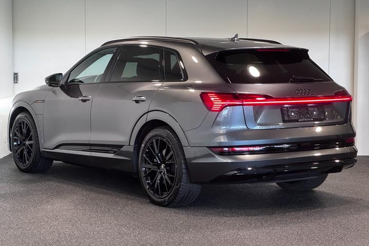 Grå Audi e-tron fra 2023