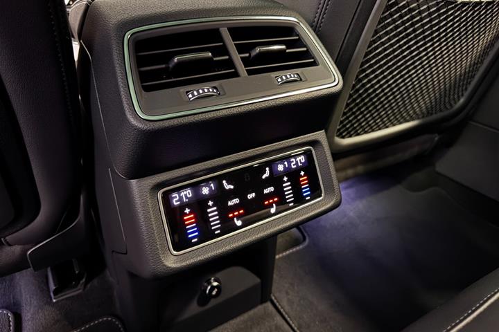 Grå Audi e-tron fra 2023