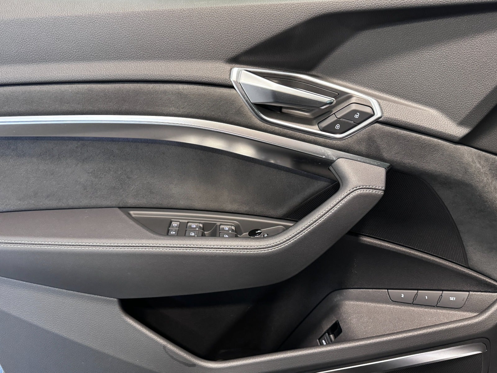 Grå Audi e-tron fra 2023