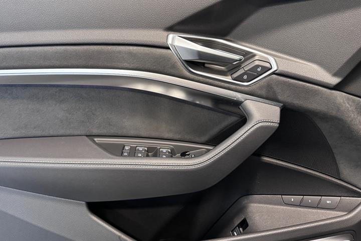 Grå Audi e-tron fra 2023