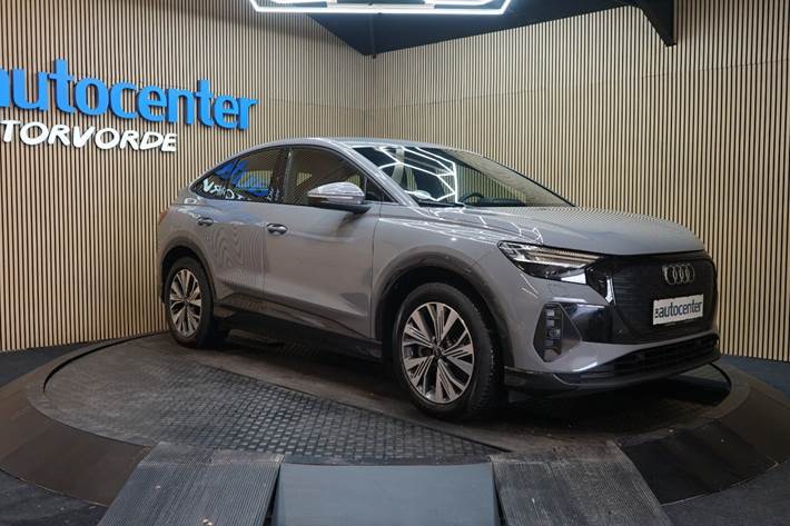 Grå Audi Q4 e-tron fra 2023 set udefra