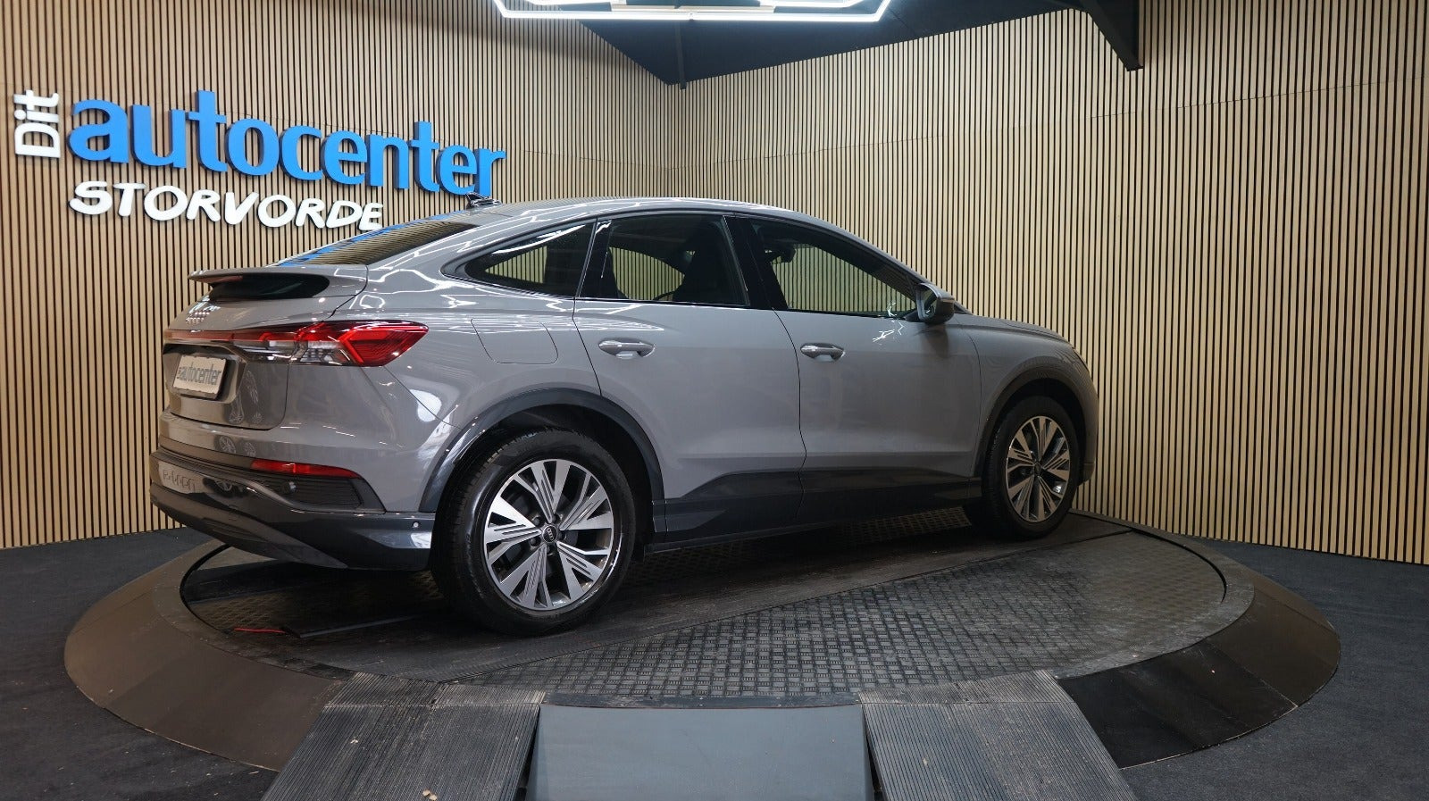 Grå Audi Q4 e-tron fra 2023