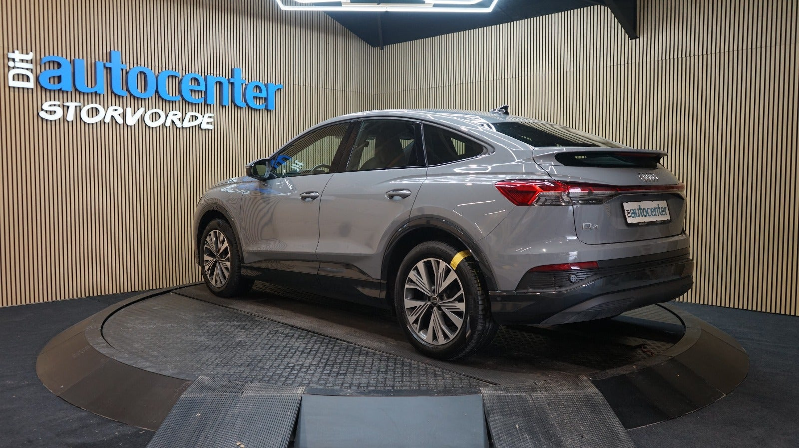 Grå Audi Q4 e-tron fra 2023
