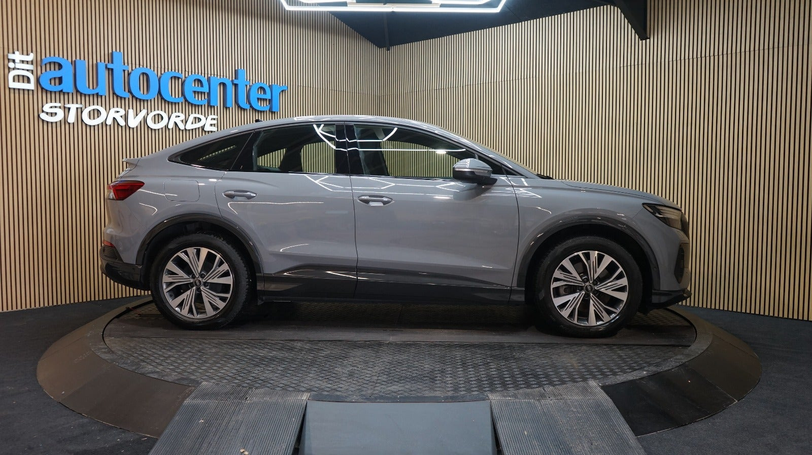 Grå Audi Q4 e-tron fra 2023