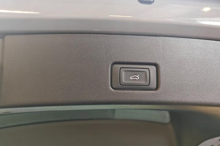 Grå Audi Q4 e-tron fra 2023