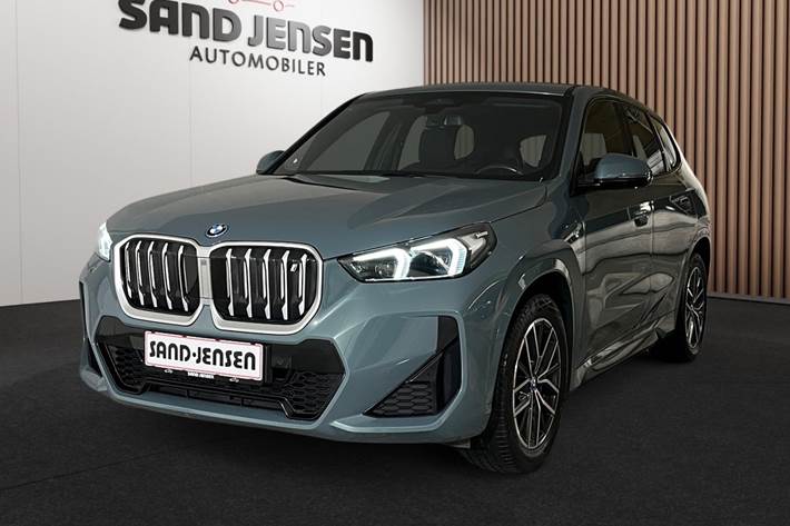 Grøn BMW iX1 fra 2023 set udefra