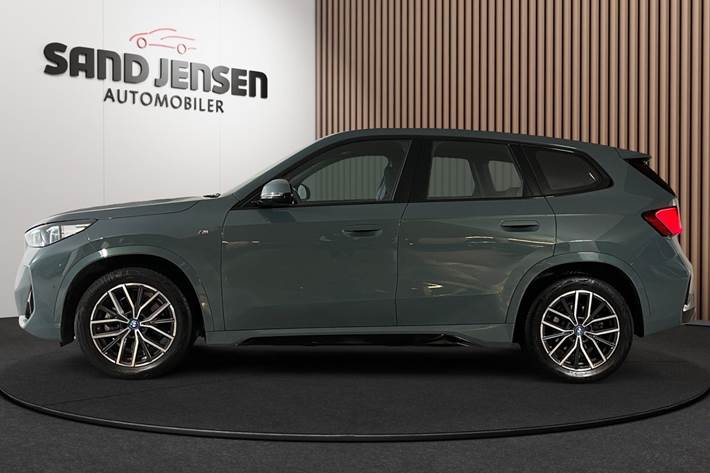 Grøn BMW iX1 fra 2023