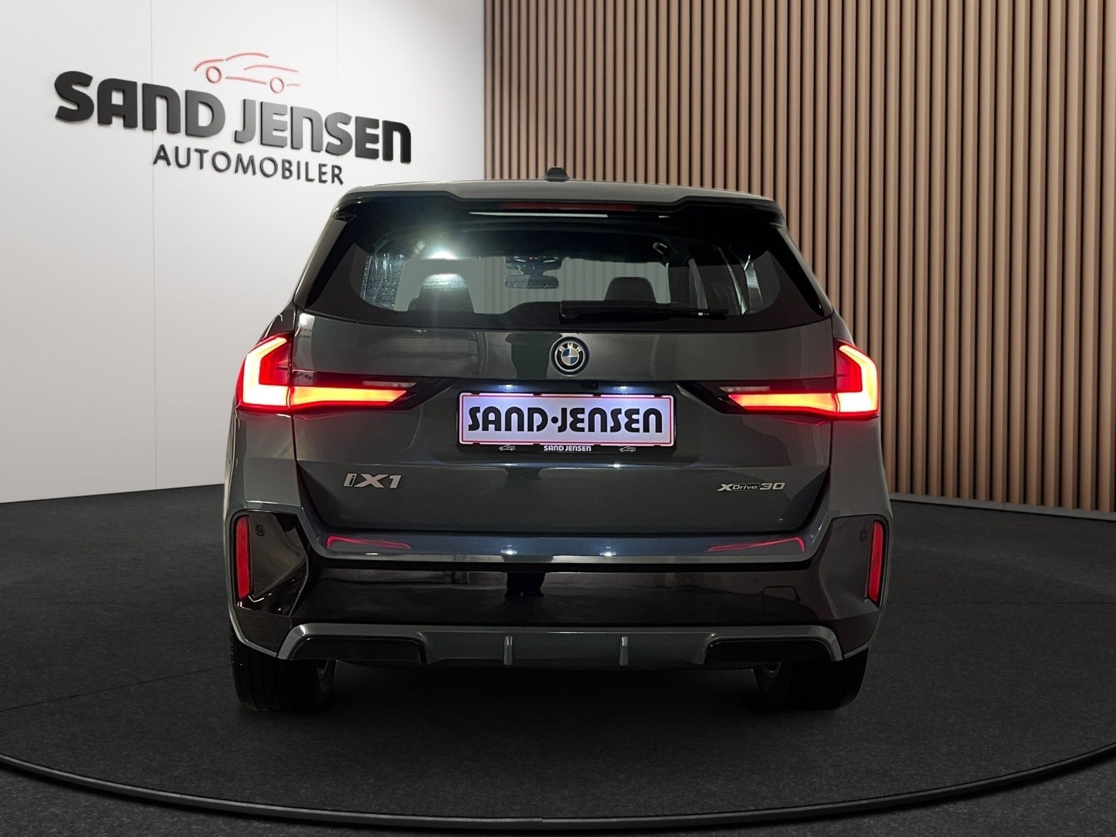 Grøn BMW iX1 fra 2023