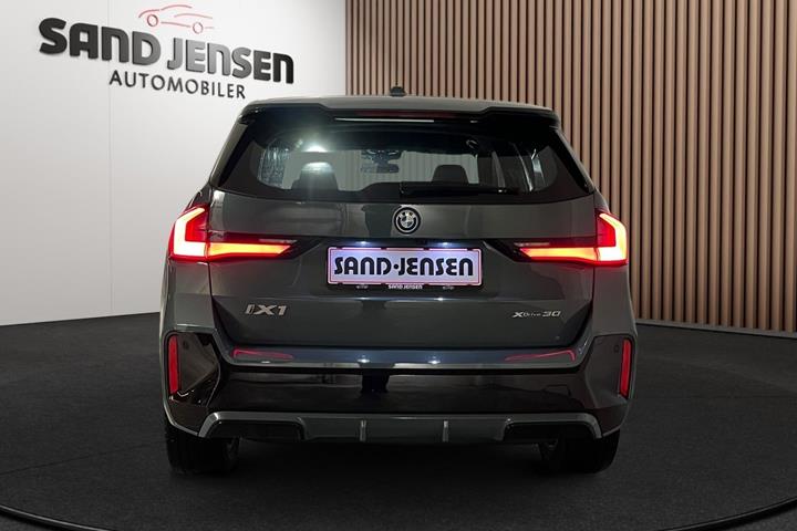 Grøn BMW iX1 fra 2023