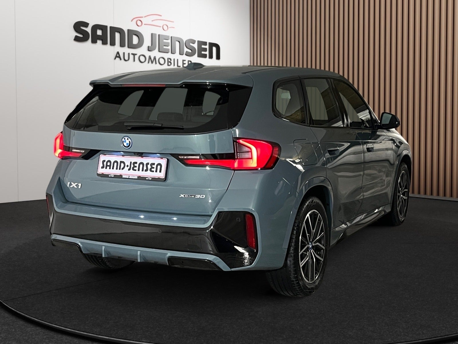 Grøn BMW iX1 fra 2023
