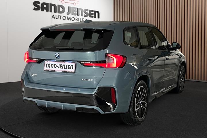 Grøn BMW iX1 fra 2023
