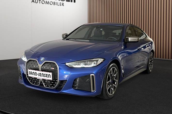 Blå BMW i4 fra 2024 set udefra