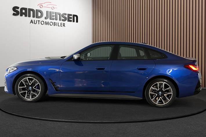 Blå BMW i4 fra 2024