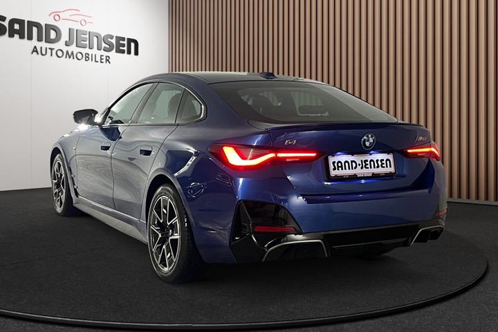 Blå BMW i4 fra 2024