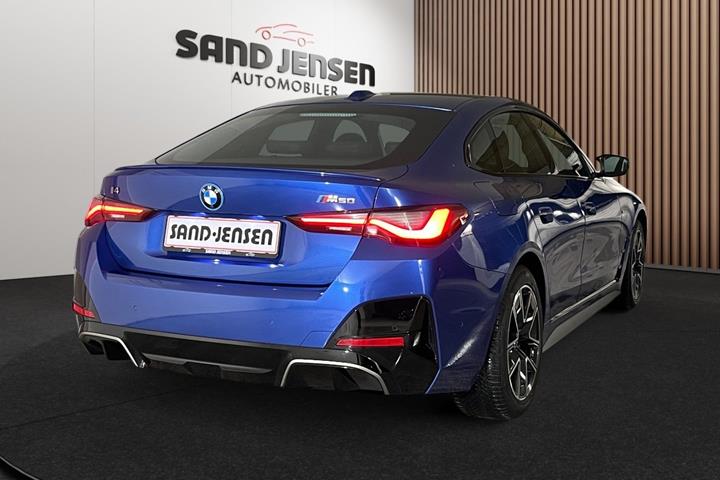 Blå BMW i4 fra 2024
