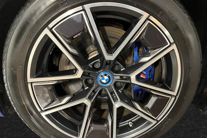 Blå BMW i4 fra 2024