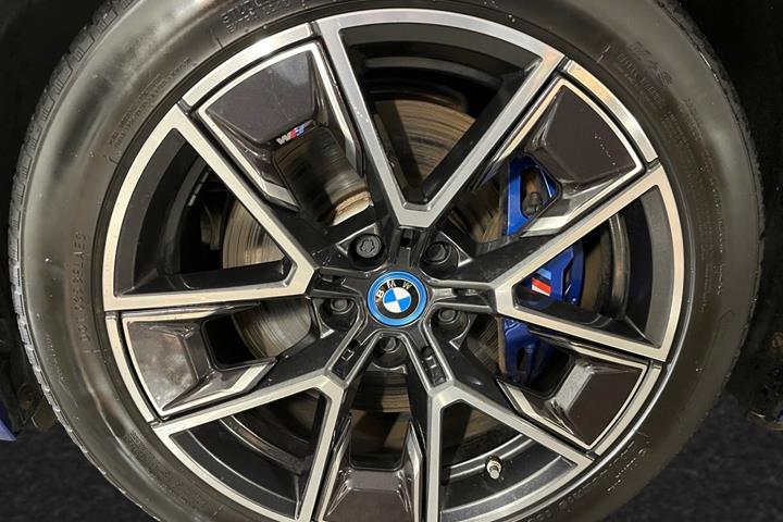 Blå BMW i4 fra 2024