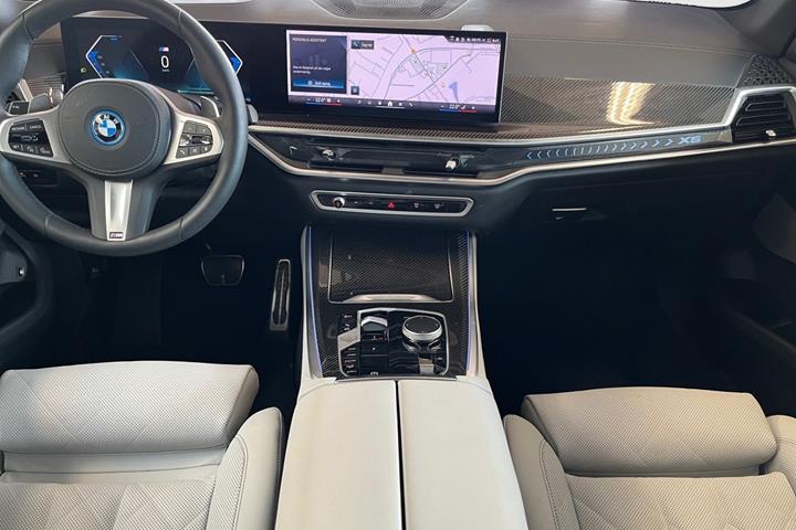 Grå BMW X5 fra 2025