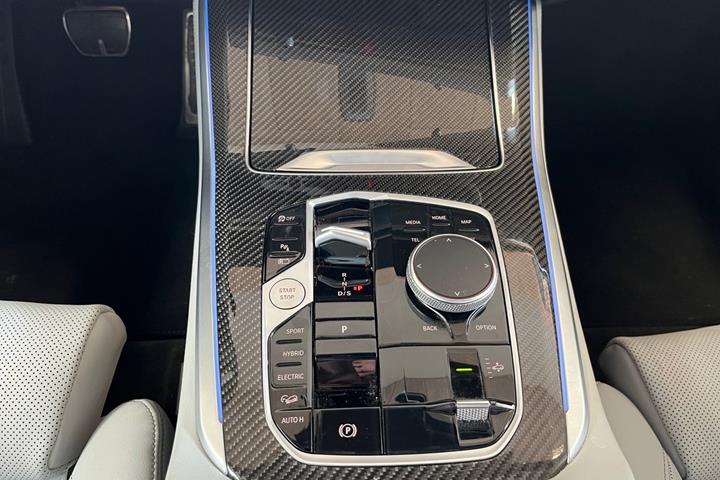 Grå BMW X5 fra 2025