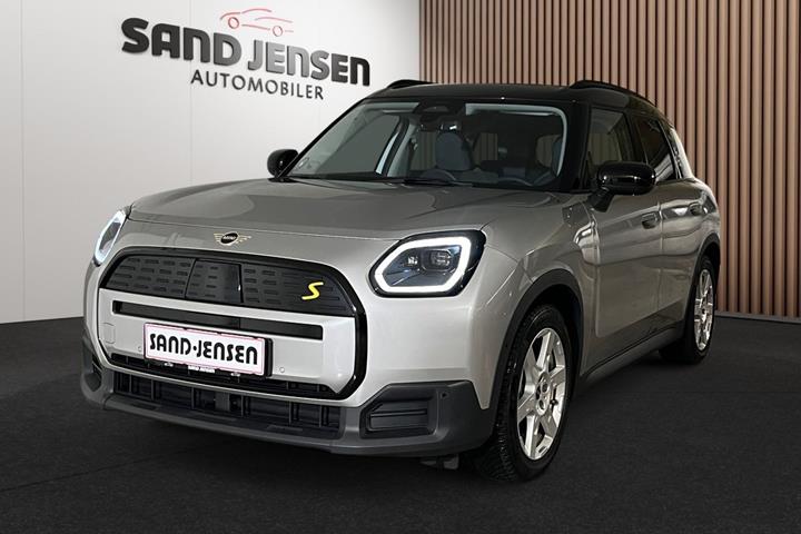 Sølv Mini Countryman SE fra 2025 set udefra
