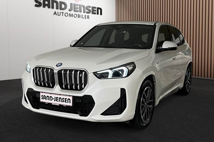 Hvid BMW iX1 fra 2024 set udefra