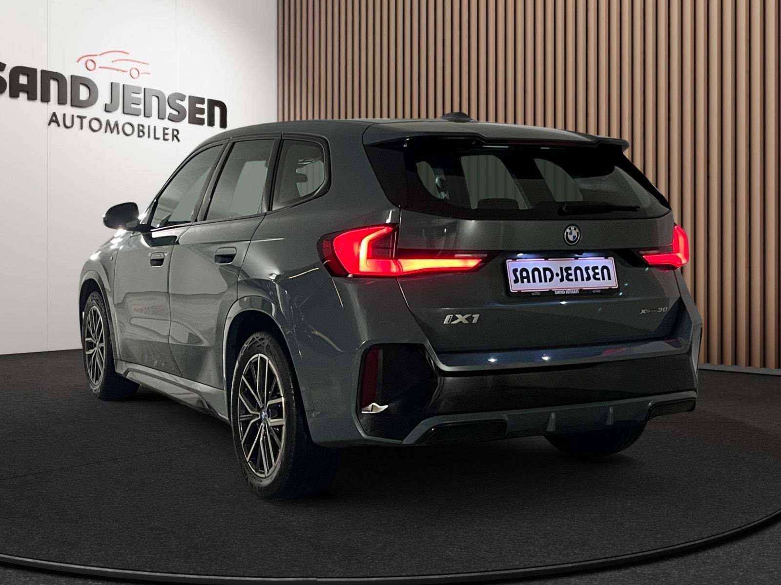 Grøn BMW iX1 fra 2023