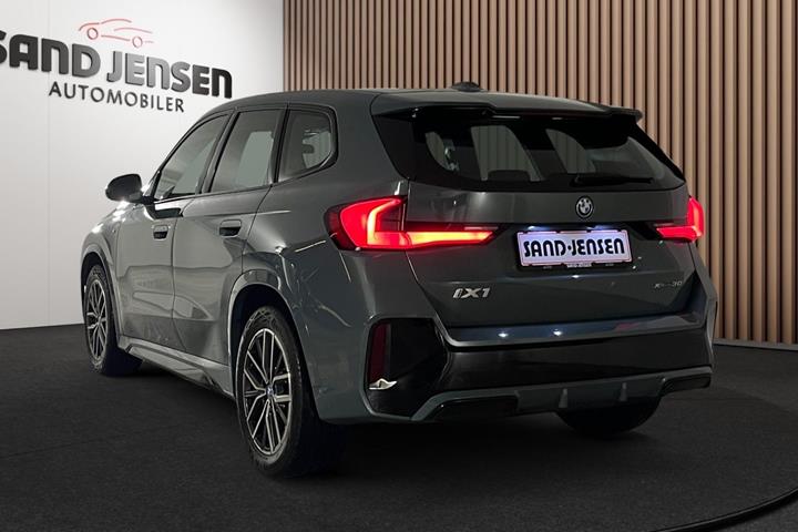 Grøn BMW iX1 fra 2023