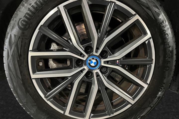 Grøn BMW iX1 fra 2023