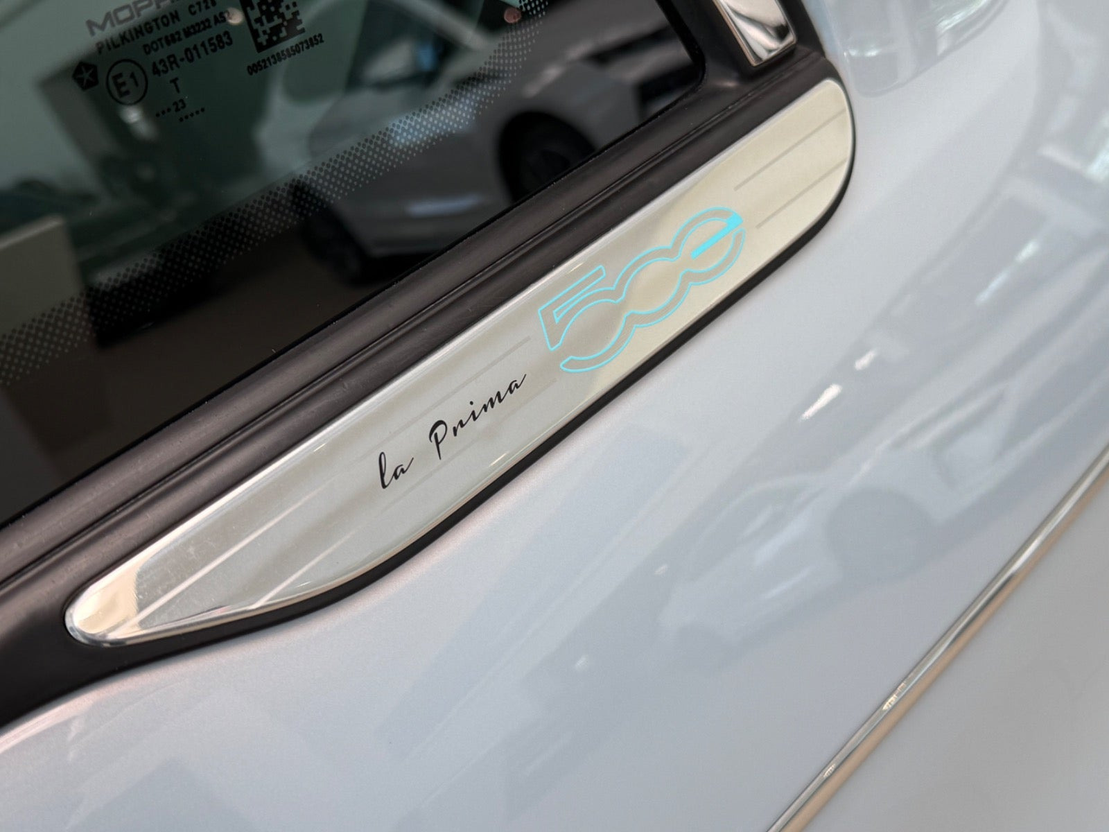 Blå Fiat 500e fra 2023