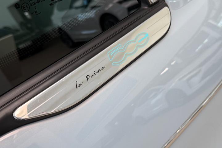 Blå Fiat 500e fra 2023