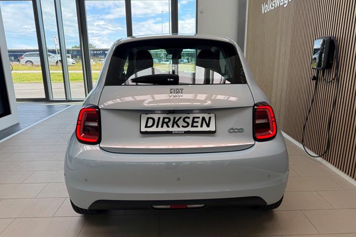 Blå Fiat 500e fra 2023