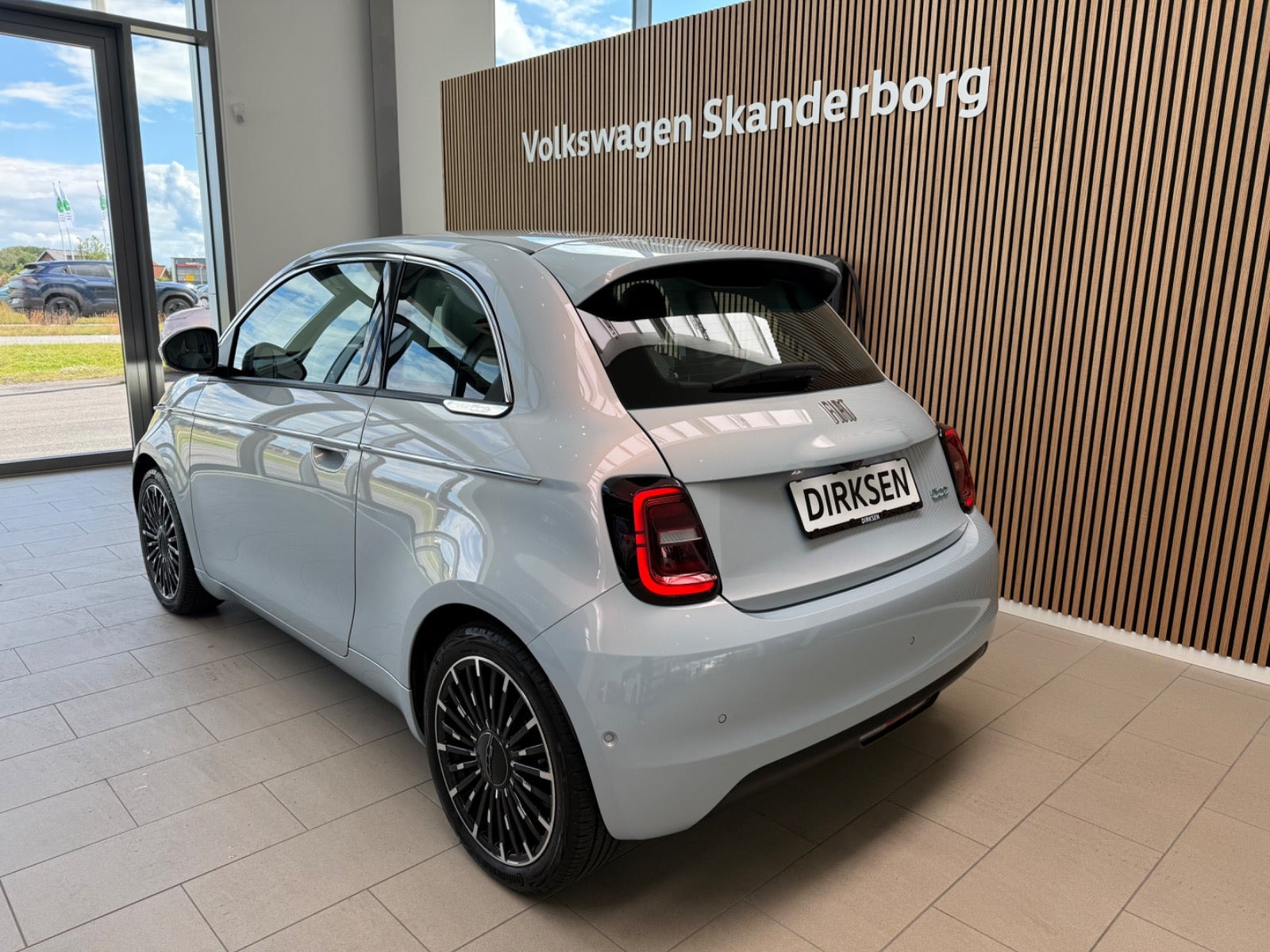 Blå Fiat 500e fra 2023