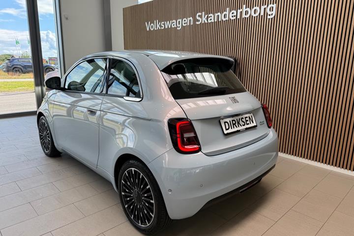 Blå Fiat 500e fra 2023