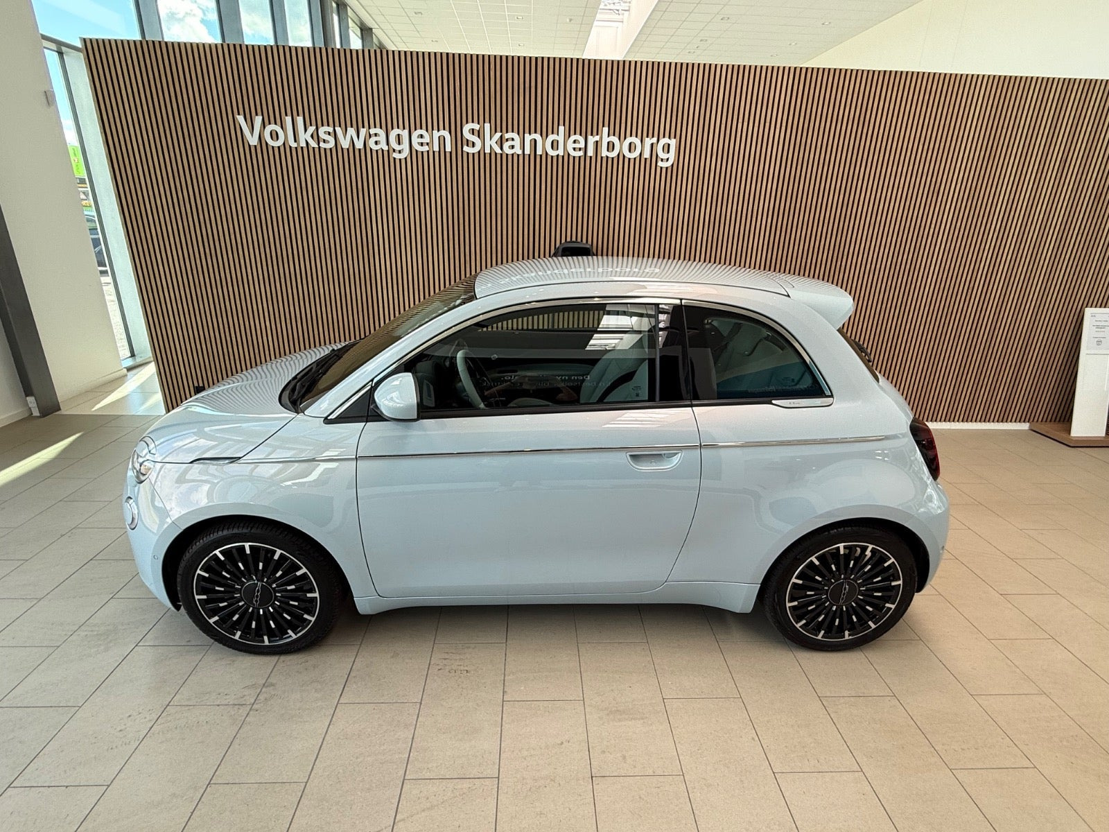 Blå Fiat 500e fra 2023