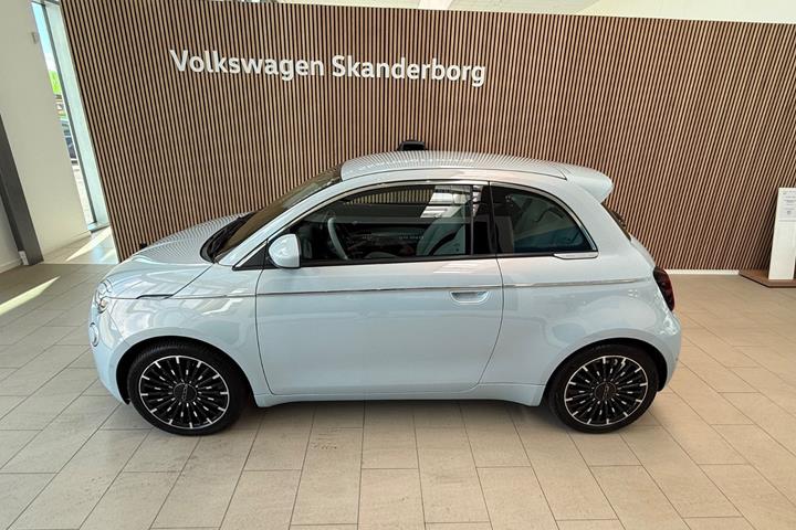Blå Fiat 500e fra 2023
