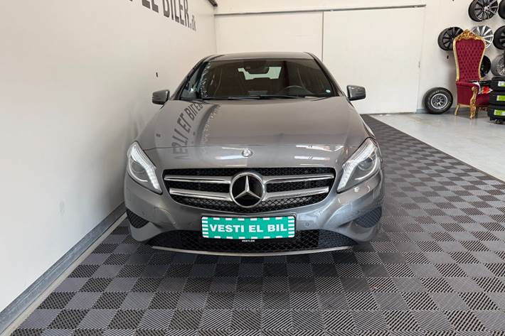 Grå Mercedes A180 fra 2015