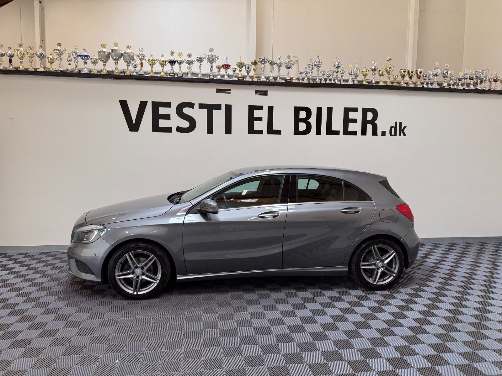Grå Mercedes A180 fra 2015