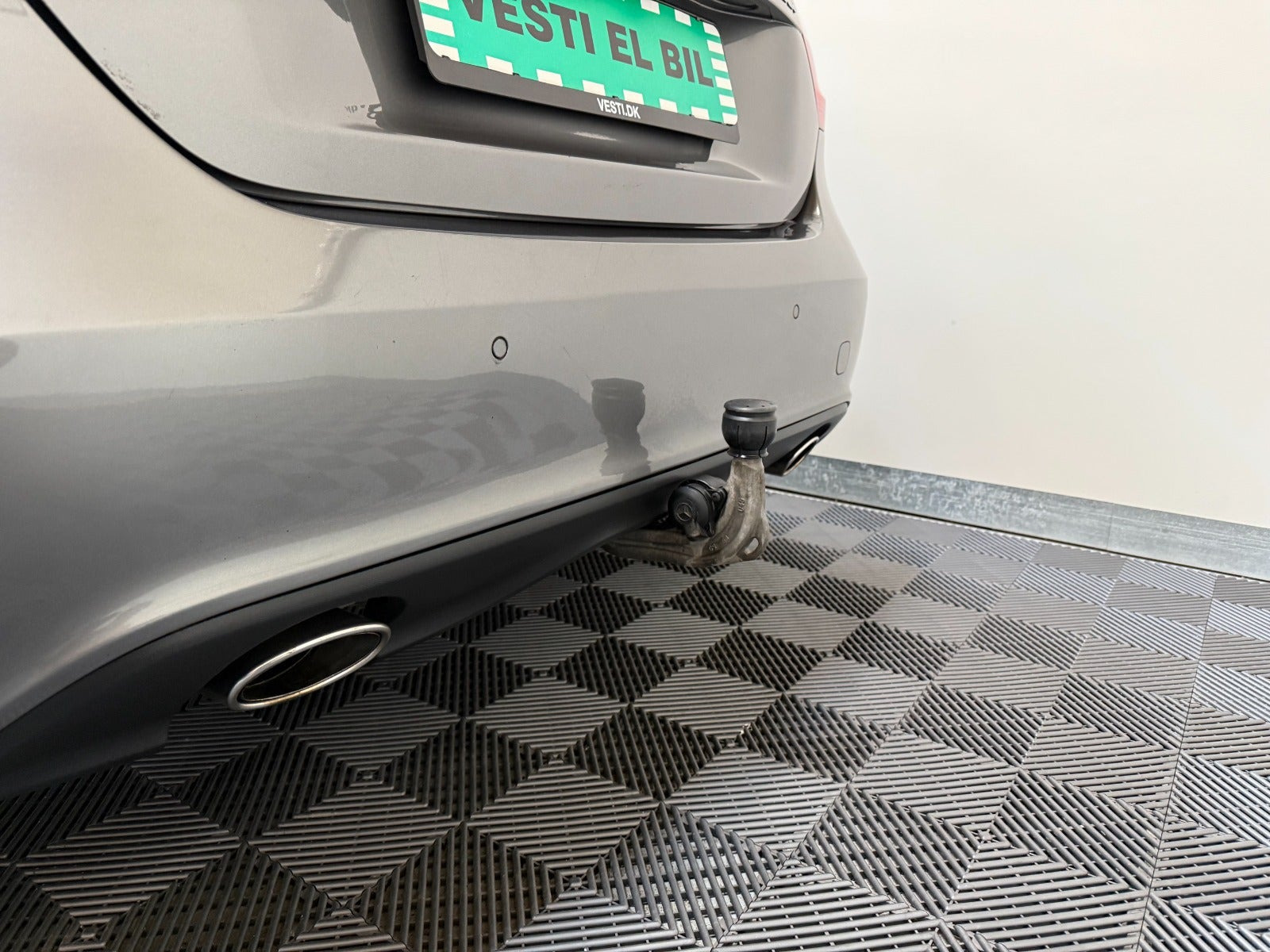 Grå Mercedes A180 fra 2015