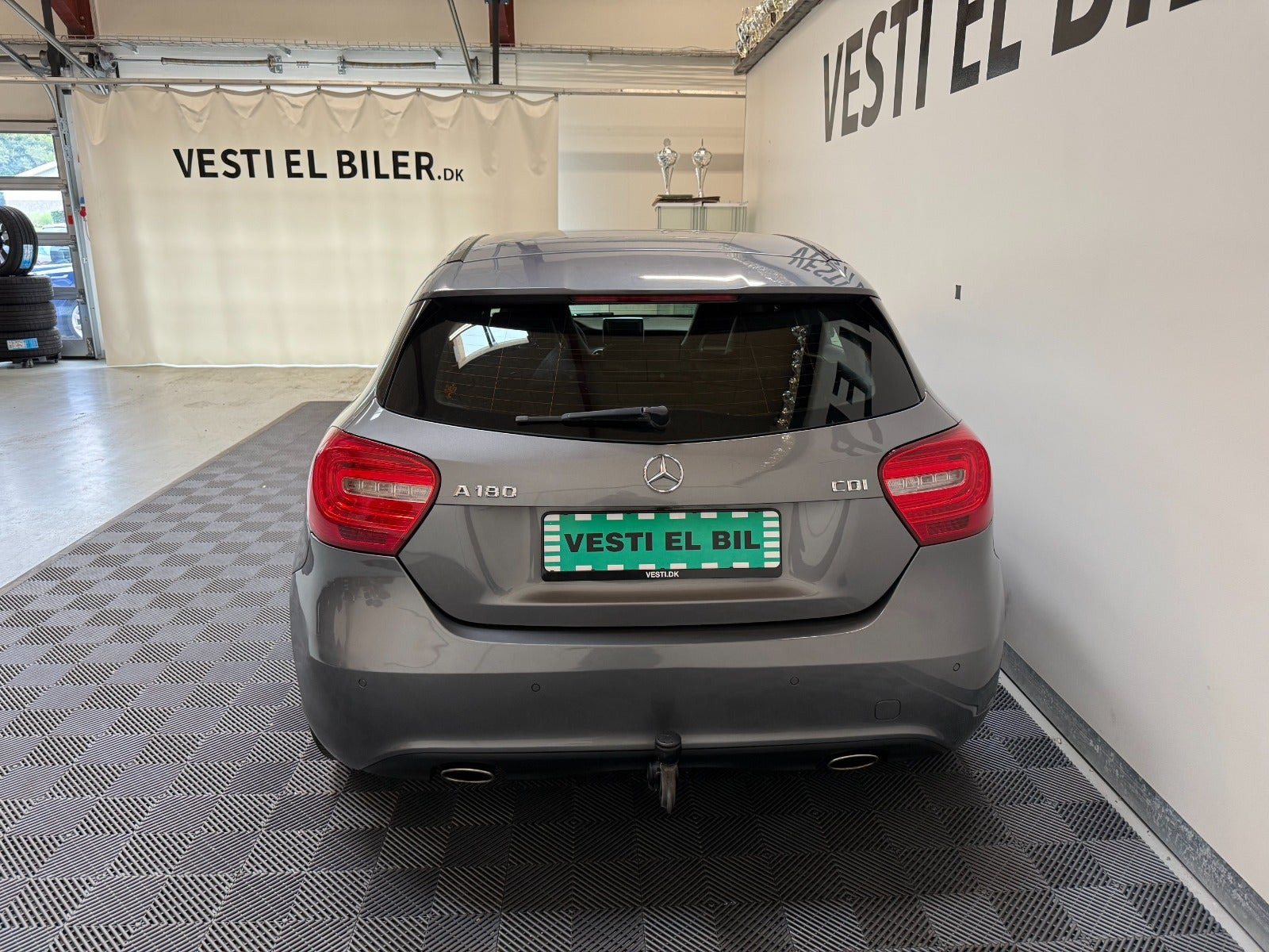 Grå Mercedes A180 fra 2015