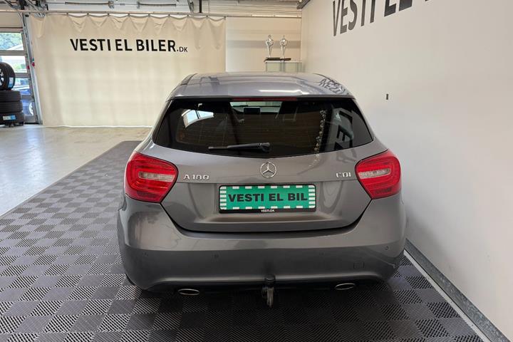 Grå Mercedes A180 fra 2015