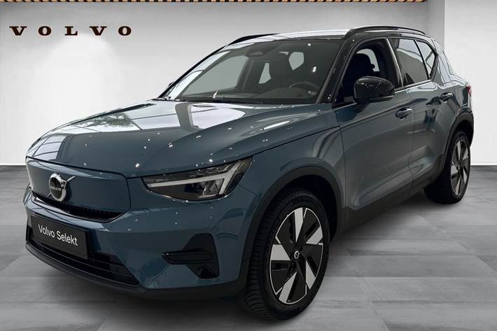 Blå Volvo XC40 fra 2024
