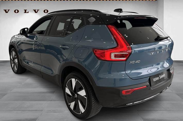 Blå Volvo XC40 fra 2024