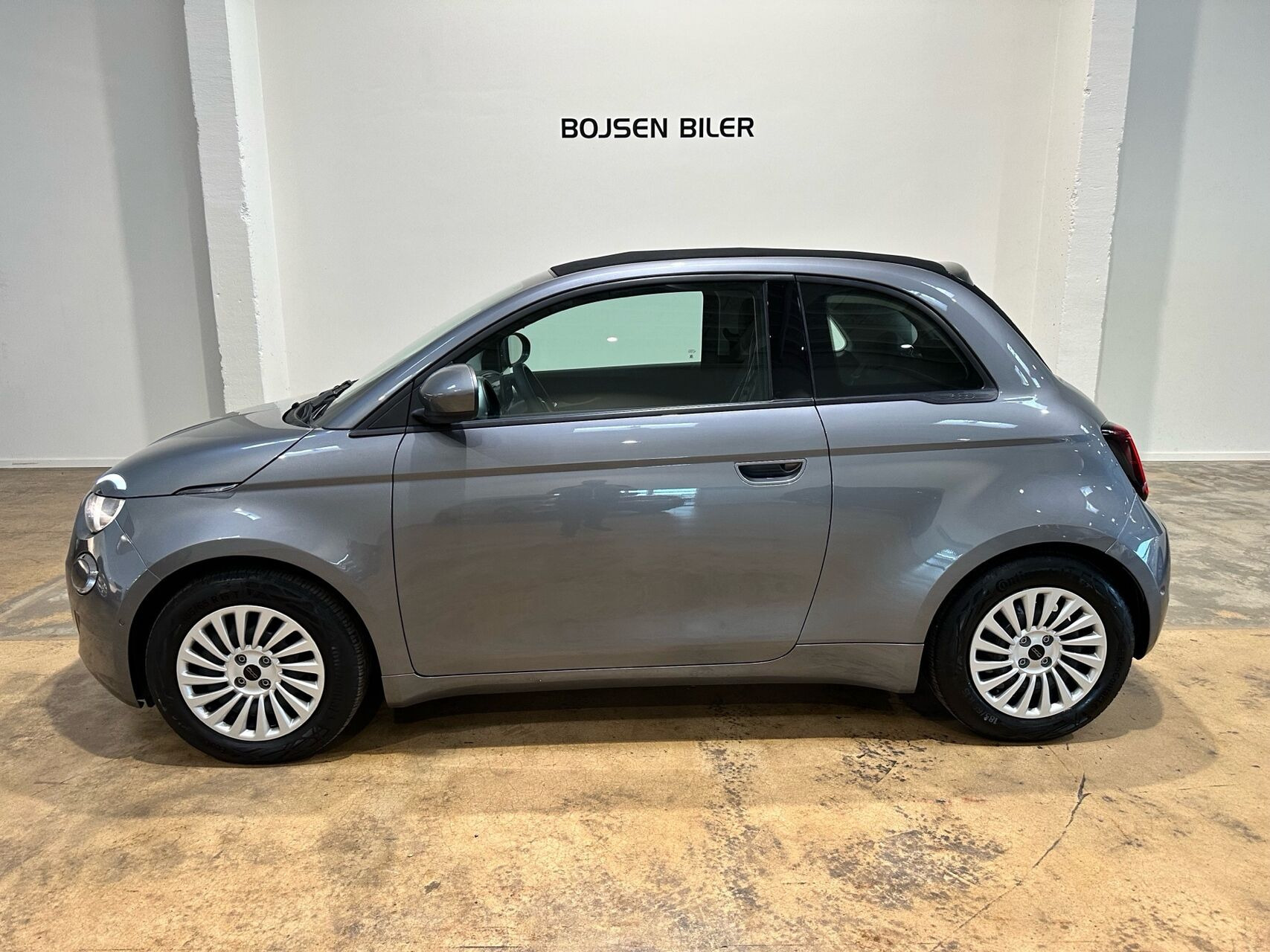Grå Fiat 500e fra 2023