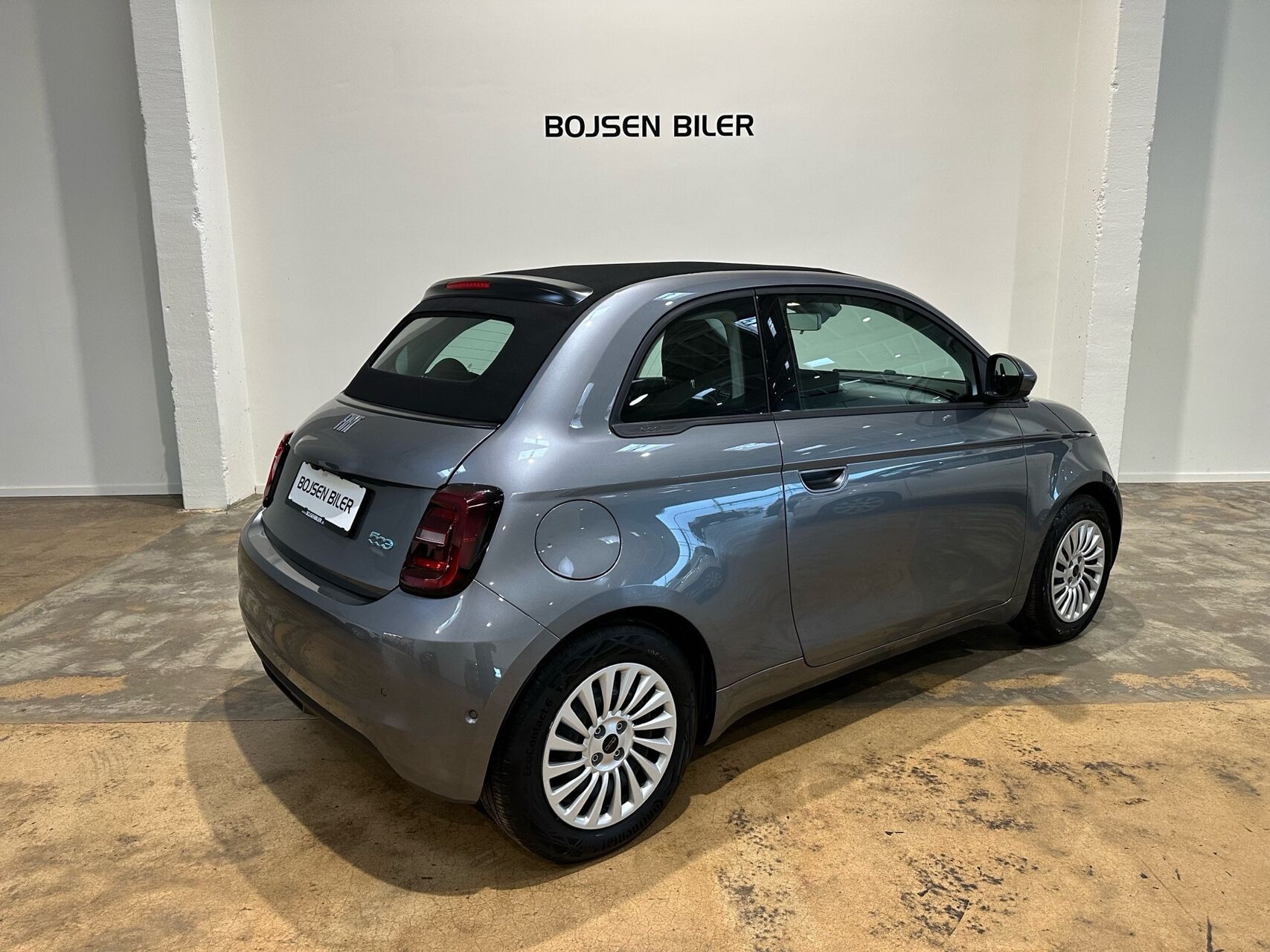 Grå Fiat 500e fra 2023