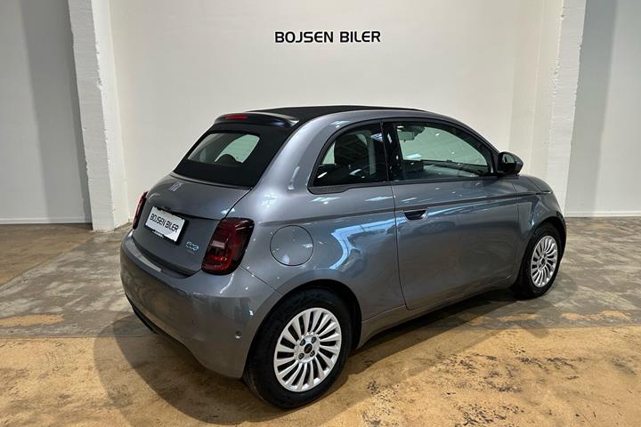 Grå Fiat 500e fra 2023