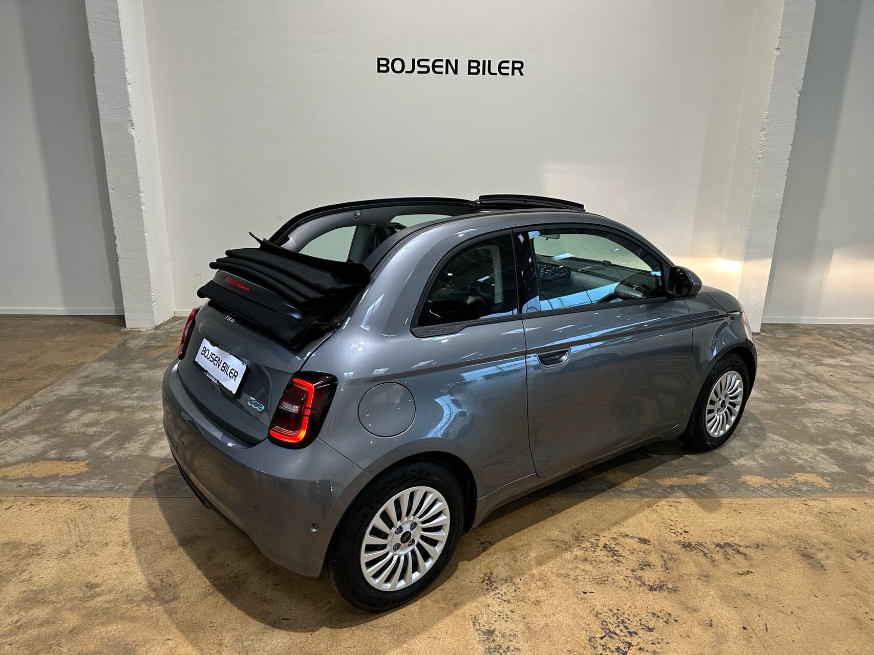 Grå Fiat 500e fra 2023