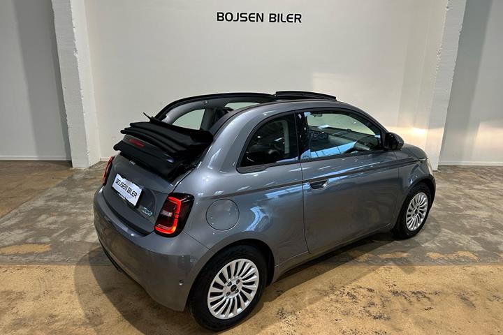 Grå Fiat 500e fra 2023