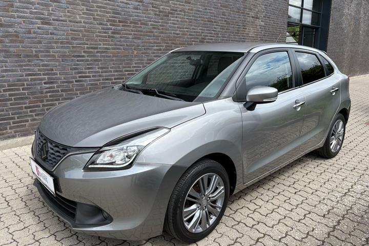 Grå Suzuki Baleno fra 2020 set udefra